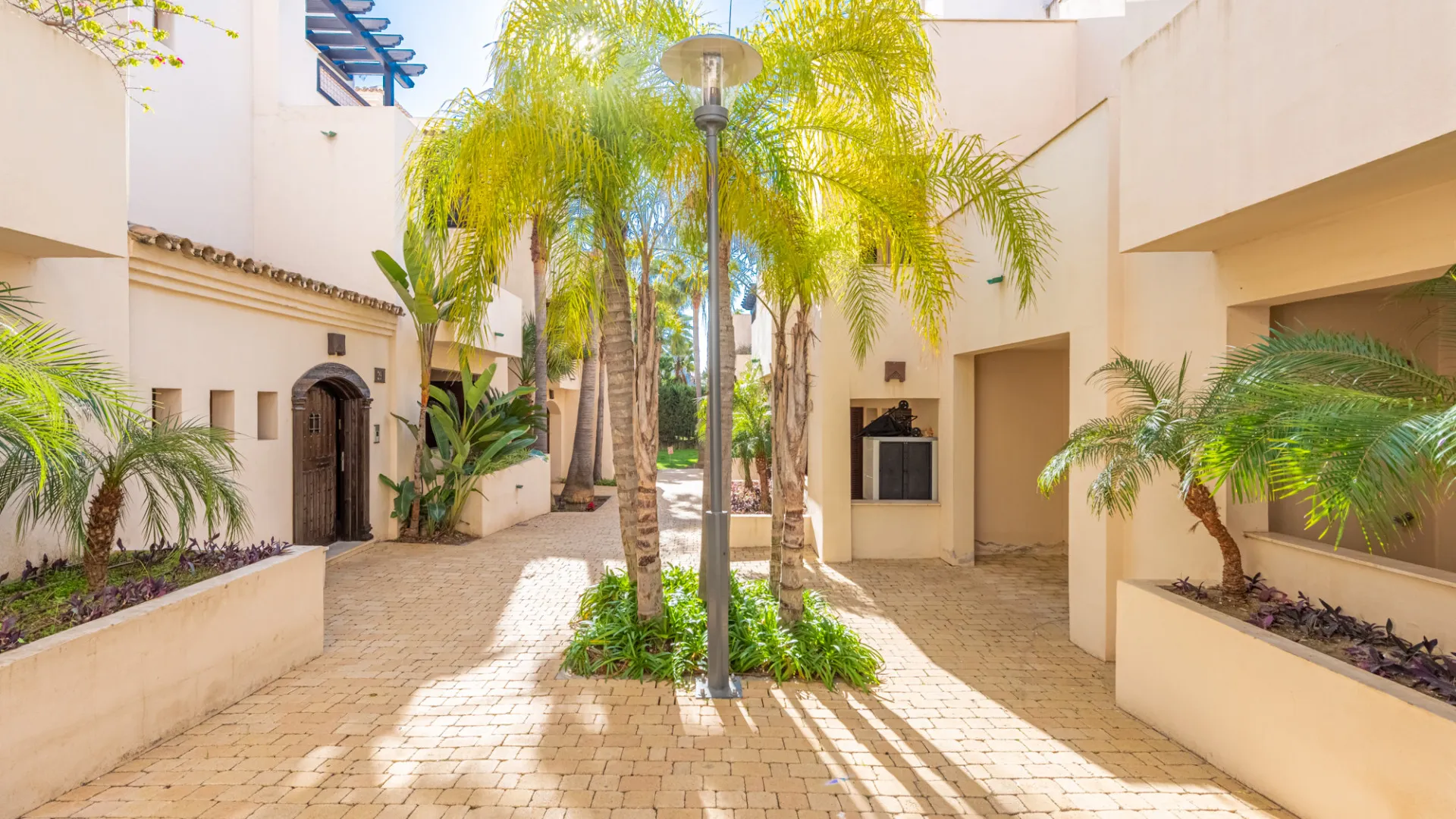 Buy penthouse with 3 bedrooms in Medina de Banús
