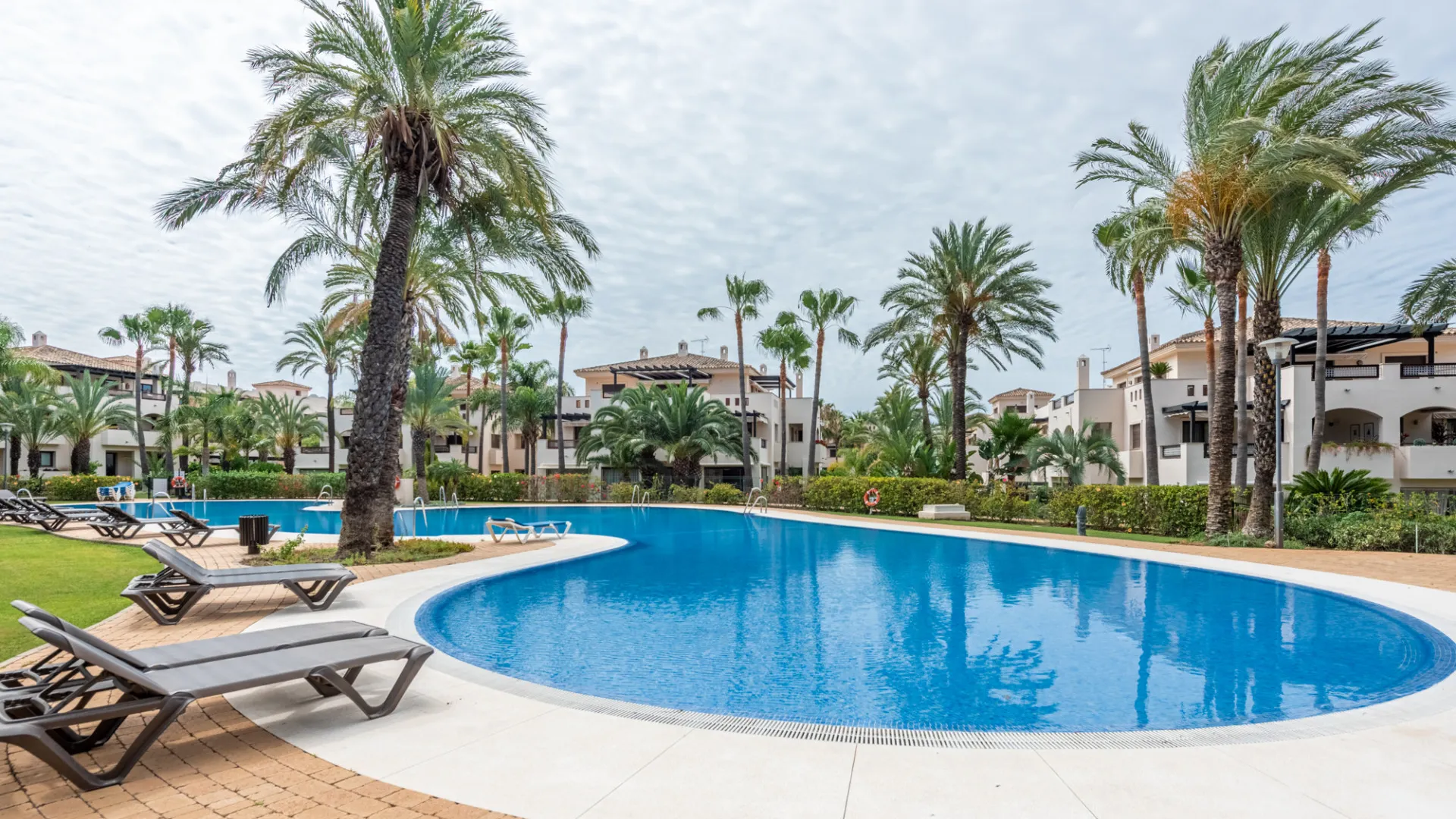 Buy penthouse with 3 bedrooms in Medina de Banús