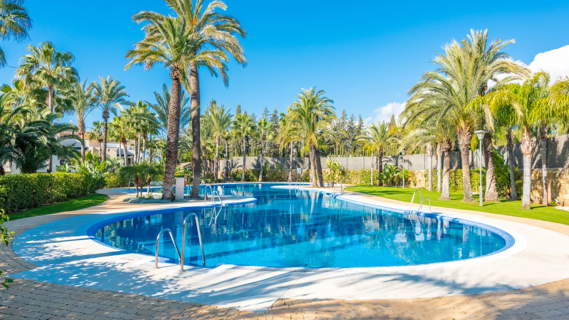 Buy penthouse with 3 bedrooms in Medina de Banús