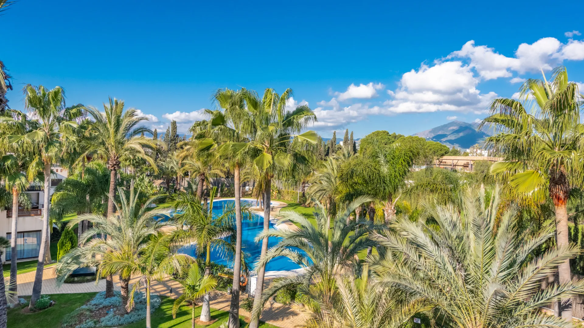 Buy penthouse with 3 bedrooms in Medina de Banús
