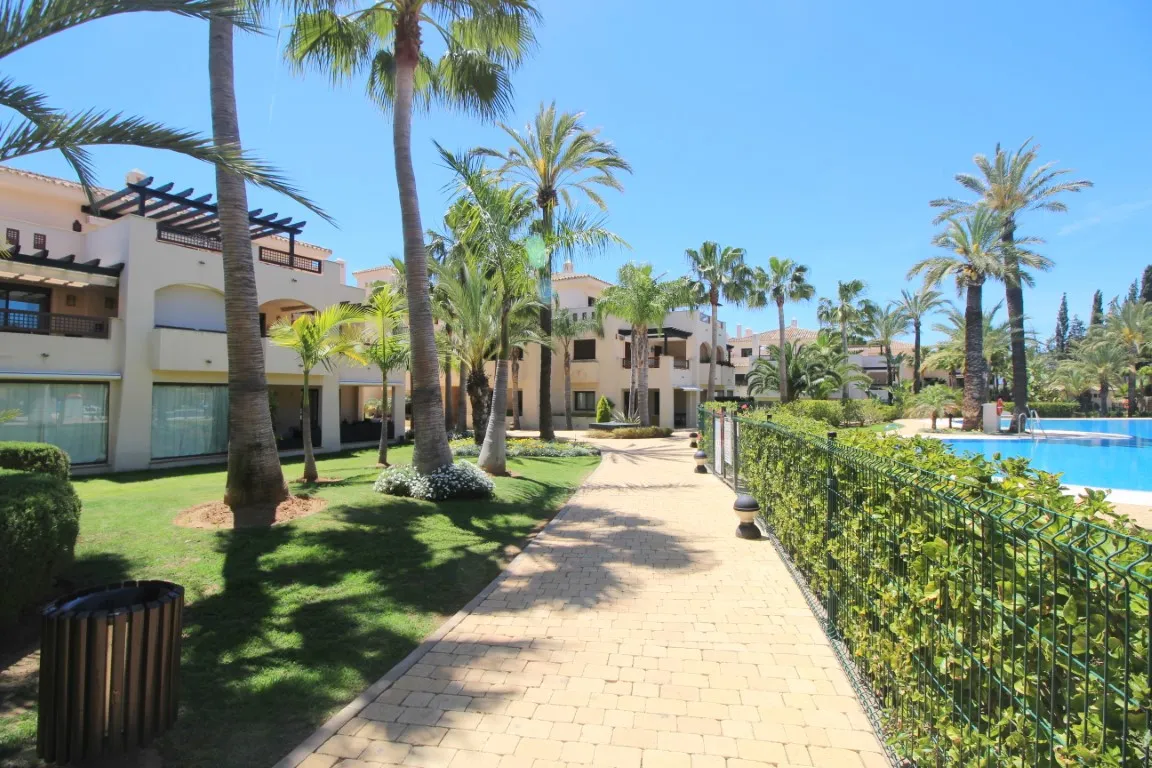 Buy penthouse with 3 bedrooms in Medina de Banús