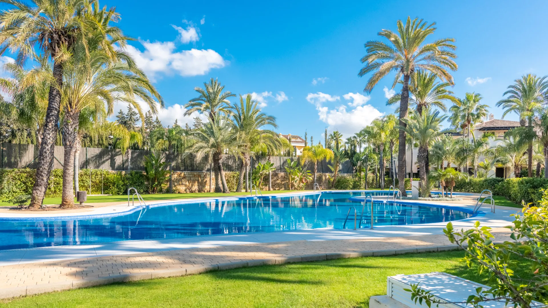 Buy penthouse with 3 bedrooms in Medina de Banús