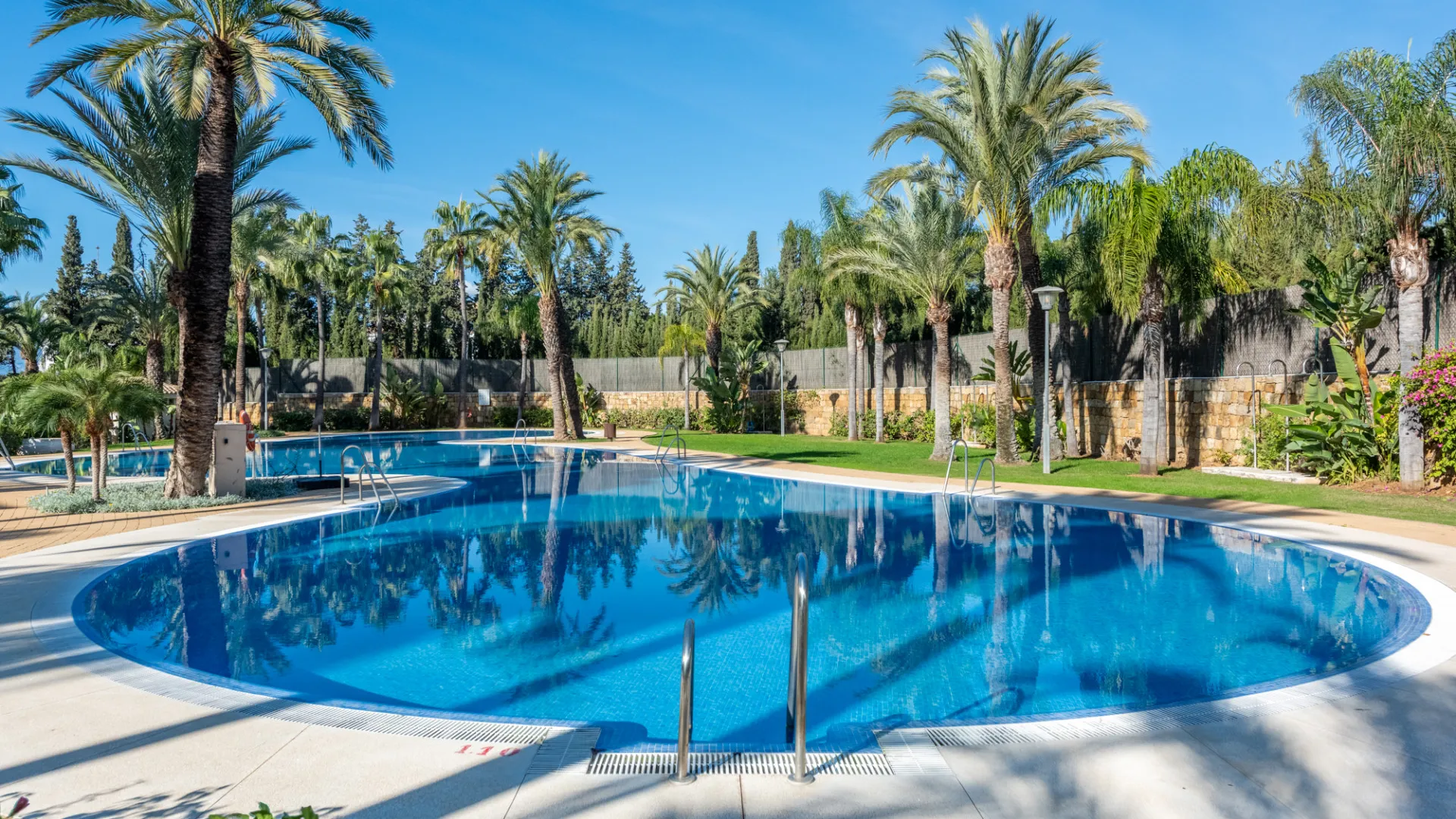 For sale 2 bedrooms apartment in Medina de Banús