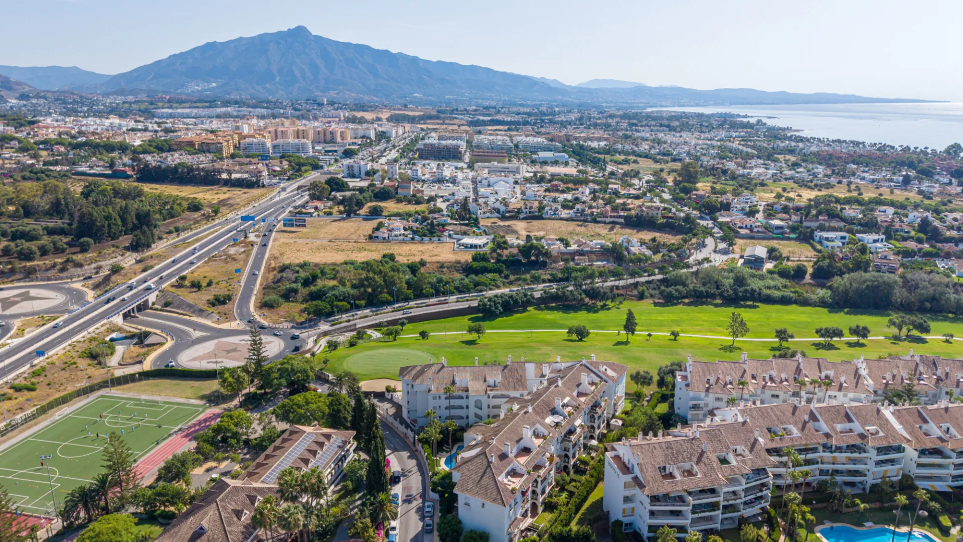 For sale duplex penthouse with 4 bedrooms in Guadalmina Baja