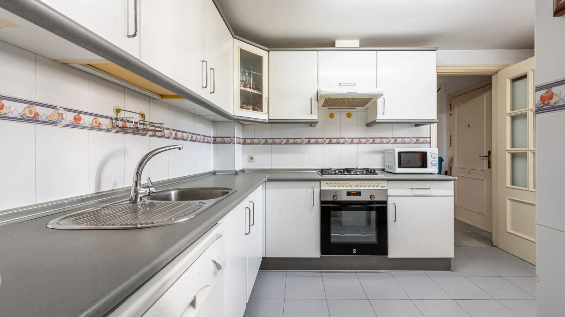 For sale duplex penthouse with 4 bedrooms in Guadalmina Baja