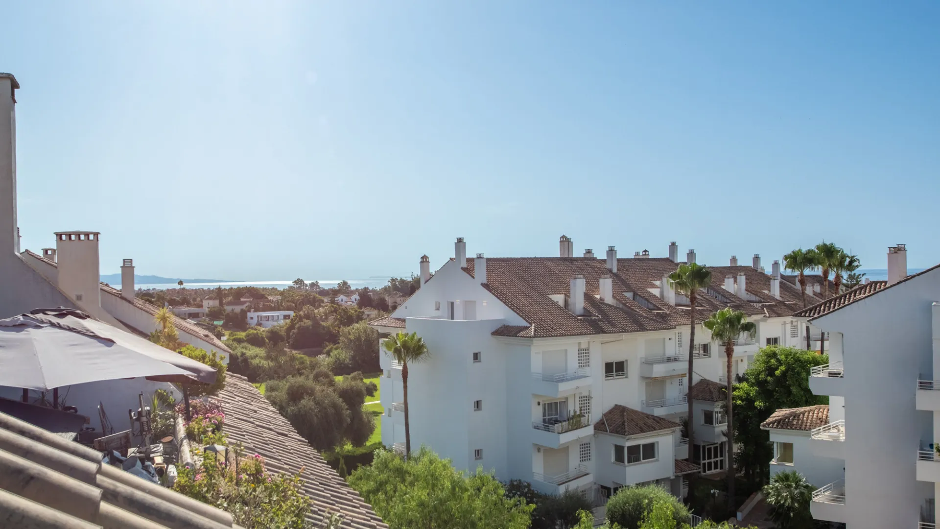 For sale duplex penthouse with 4 bedrooms in Guadalmina Baja