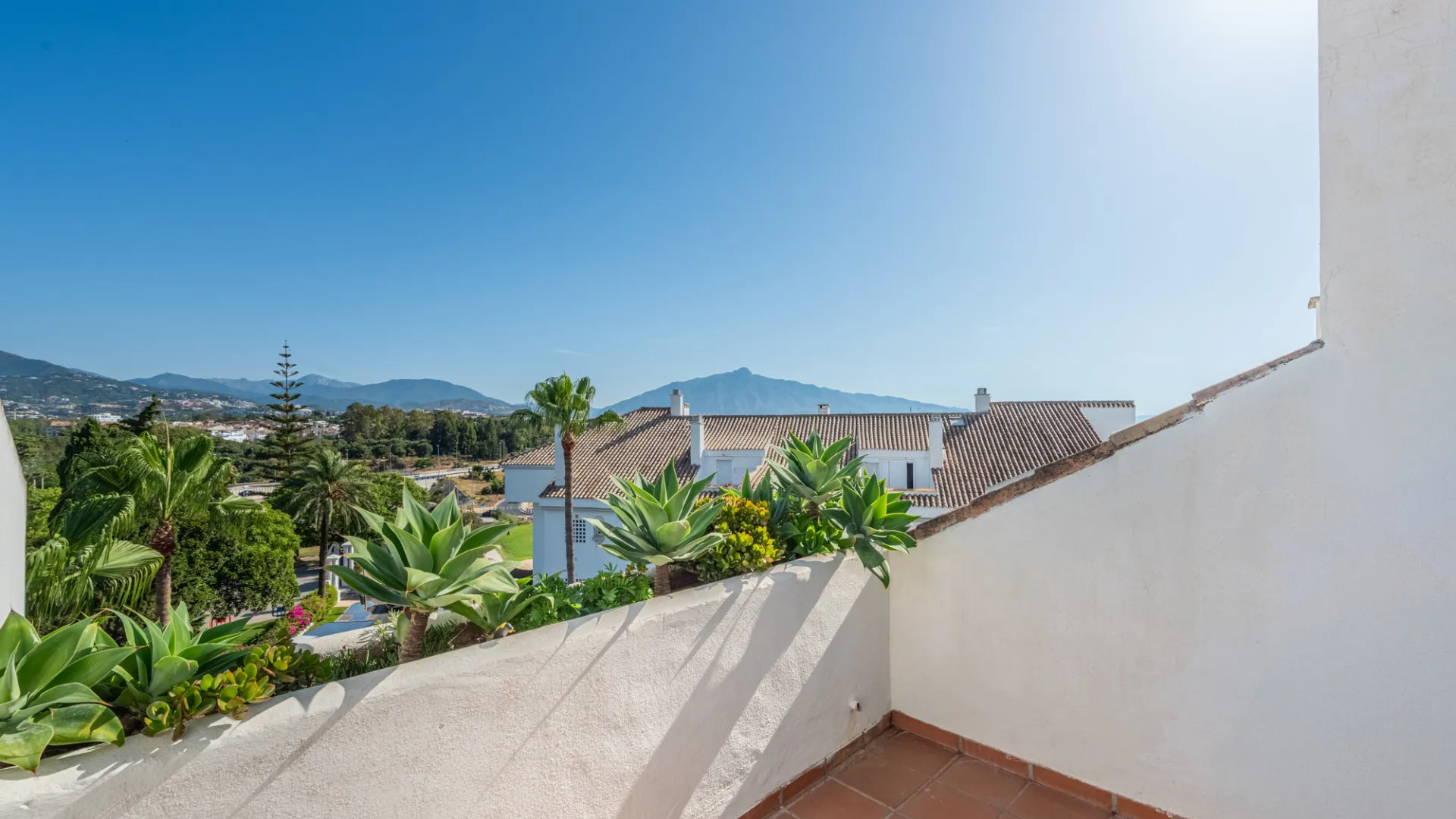 For sale duplex penthouse with 4 bedrooms in Guadalmina Baja
