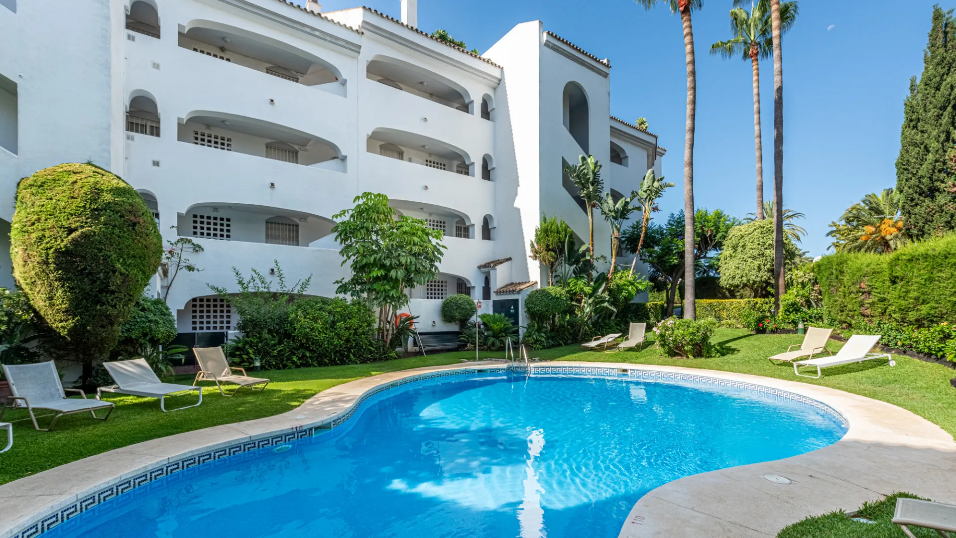 For sale duplex penthouse with 4 bedrooms in Guadalmina Baja