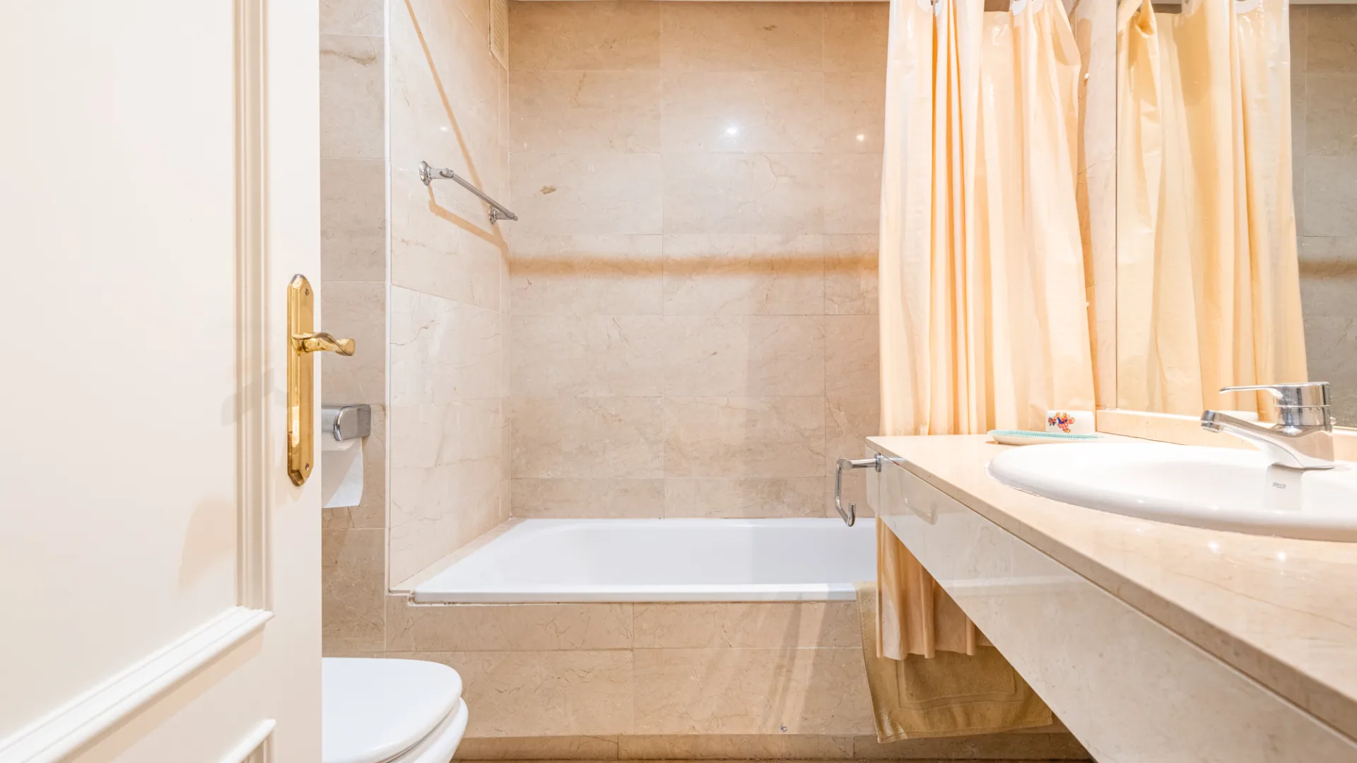 For sale duplex penthouse with 4 bedrooms in Guadalmina Baja
