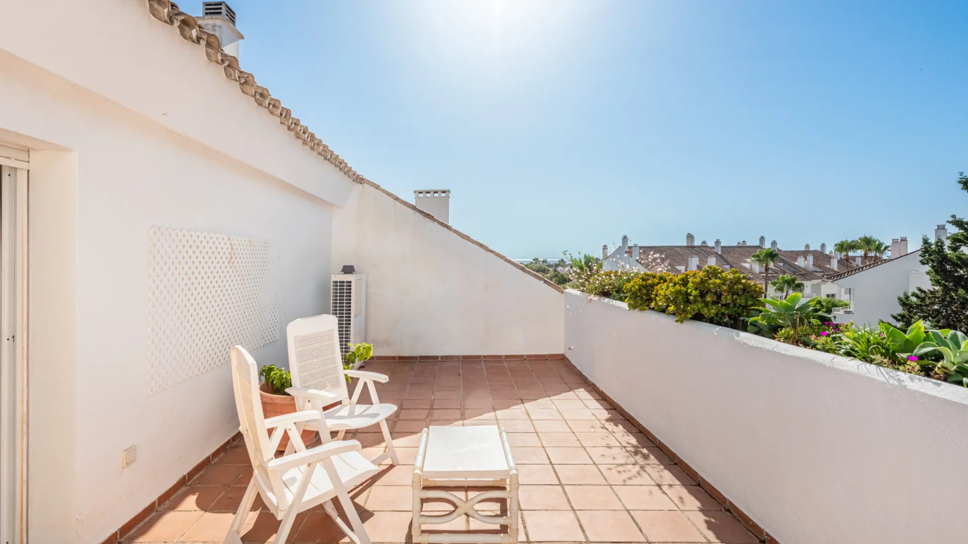 For sale duplex penthouse with 4 bedrooms in Guadalmina Baja