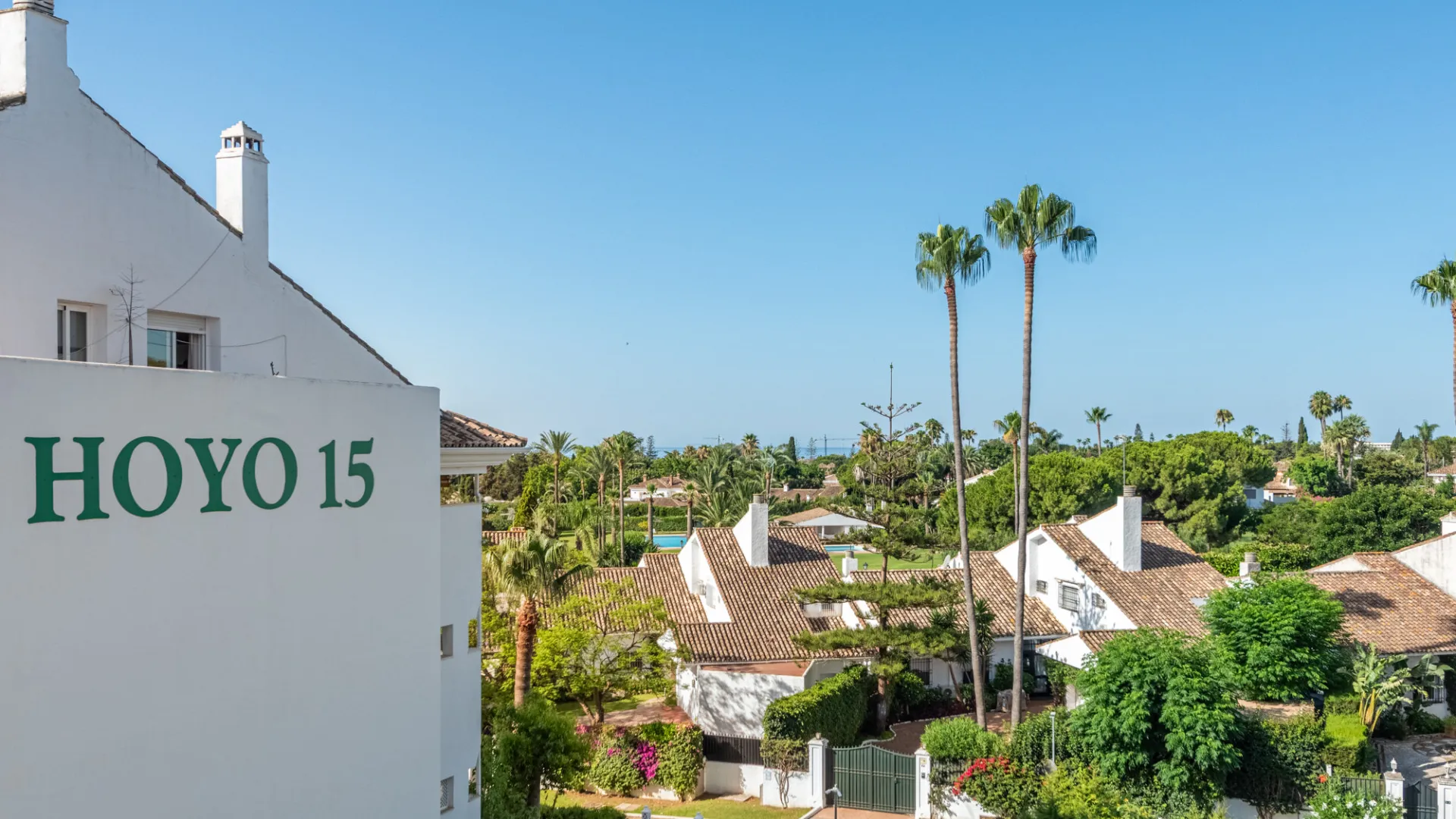 For sale duplex penthouse with 4 bedrooms in Guadalmina Baja