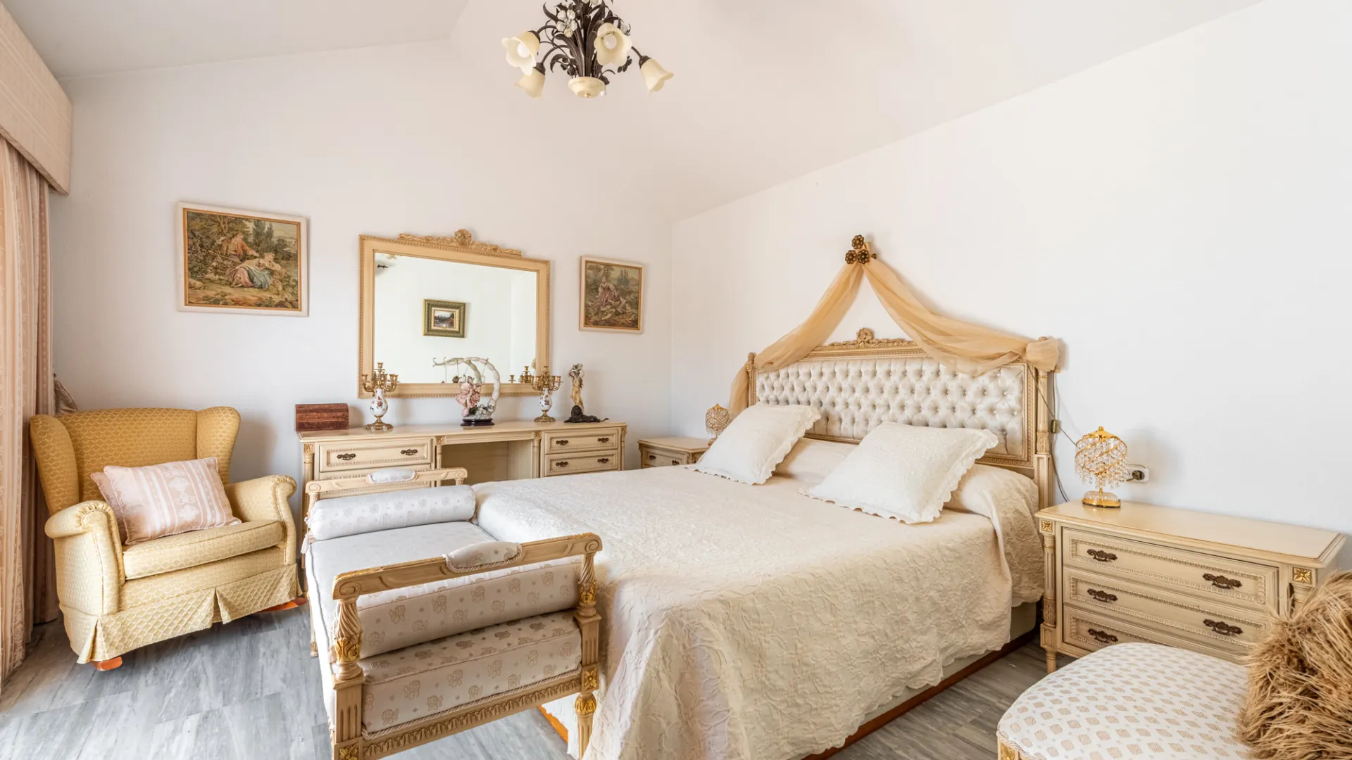For sale duplex penthouse with 4 bedrooms in Guadalmina Baja