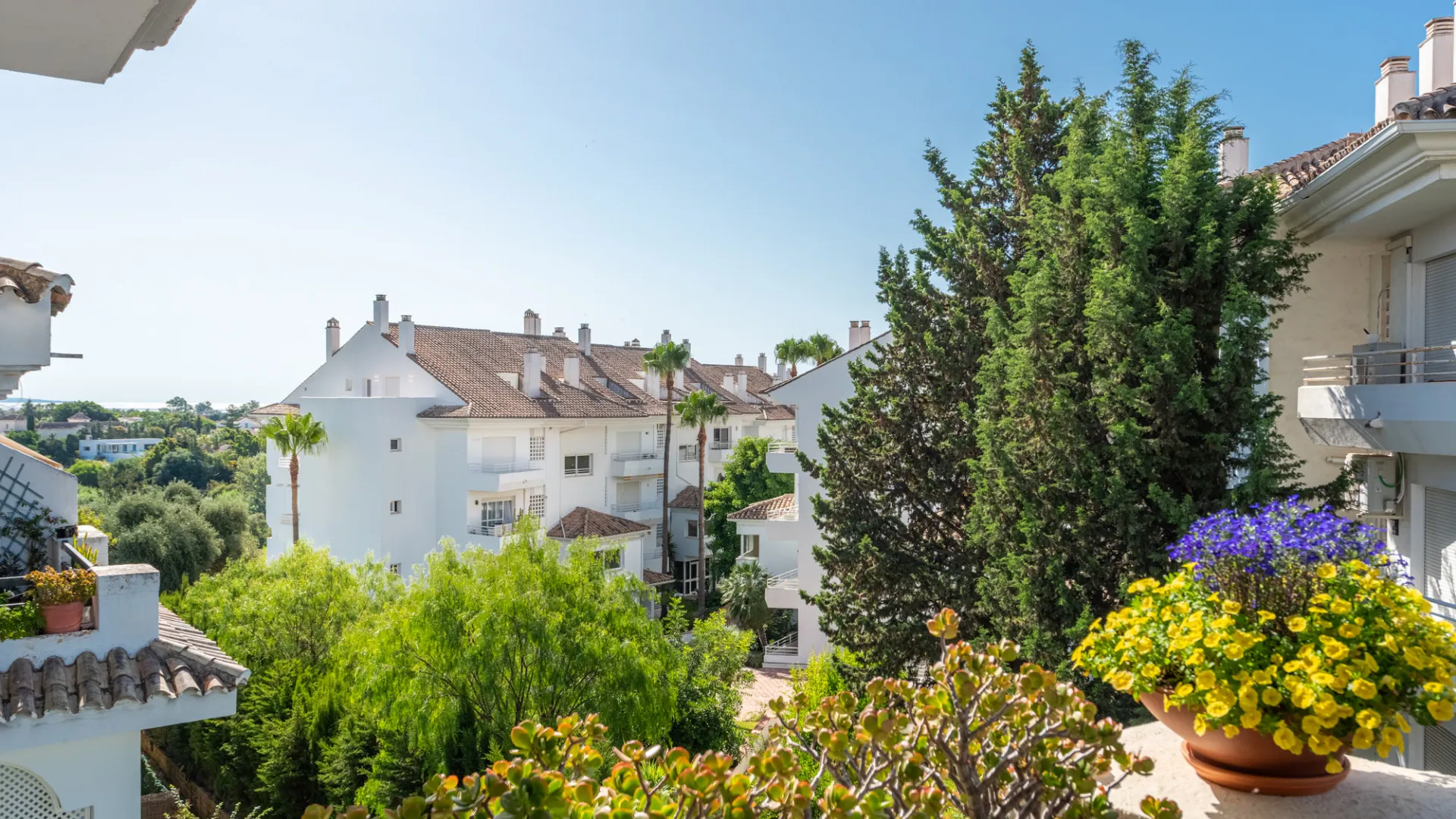 For sale duplex penthouse with 4 bedrooms in Guadalmina Baja