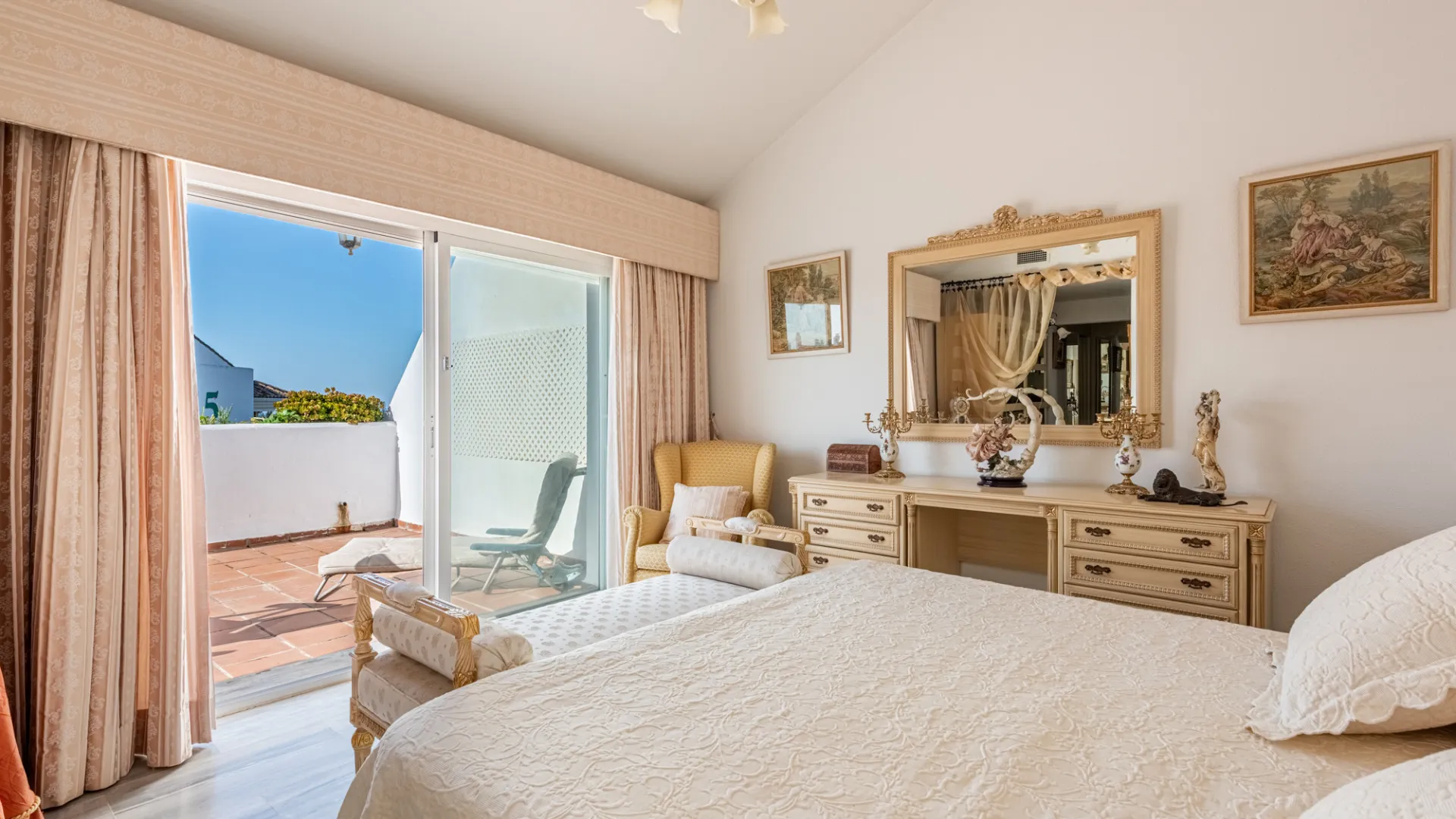 For sale duplex penthouse with 4 bedrooms in Guadalmina Baja
