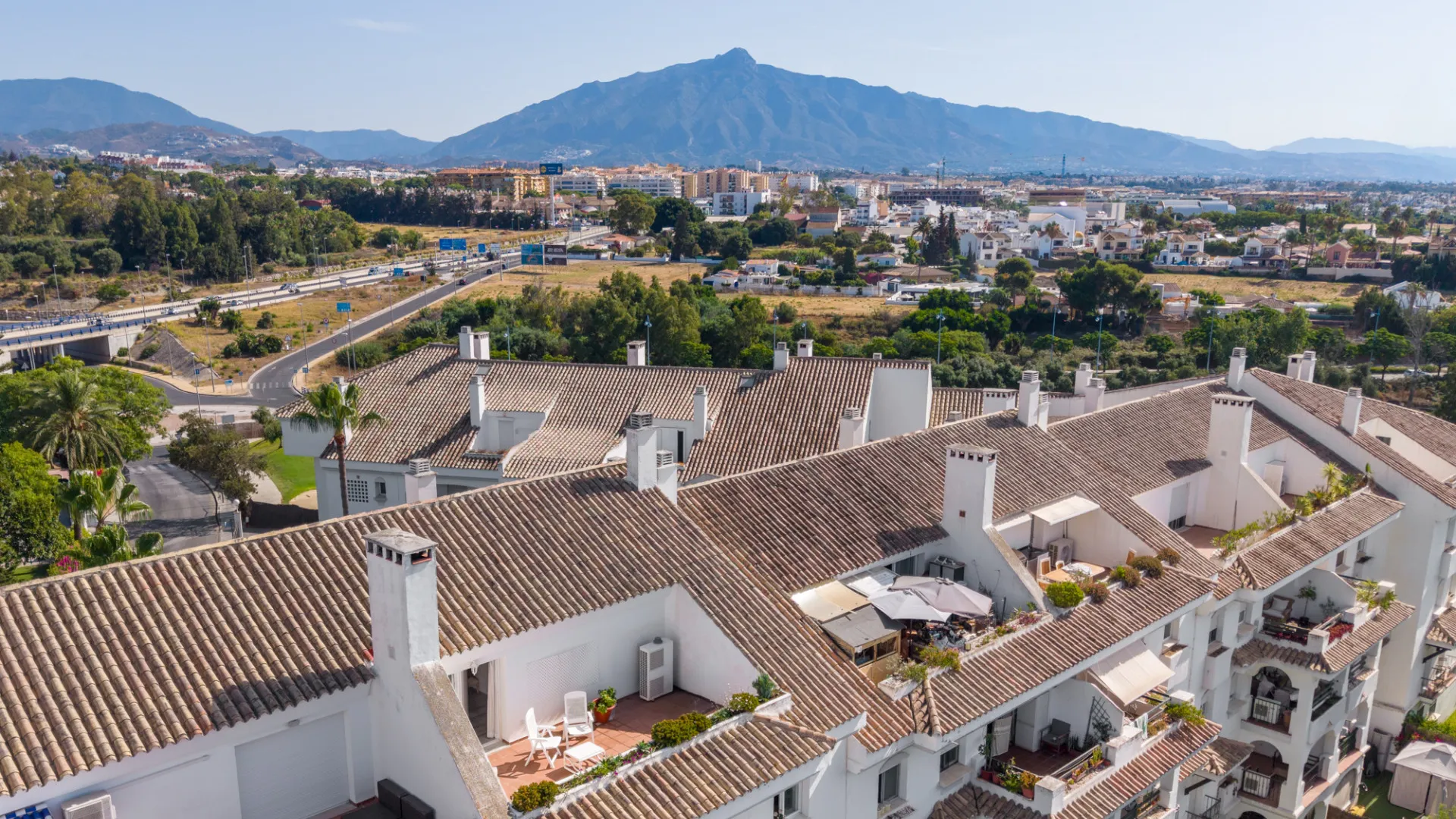 For sale duplex penthouse with 4 bedrooms in Guadalmina Baja
