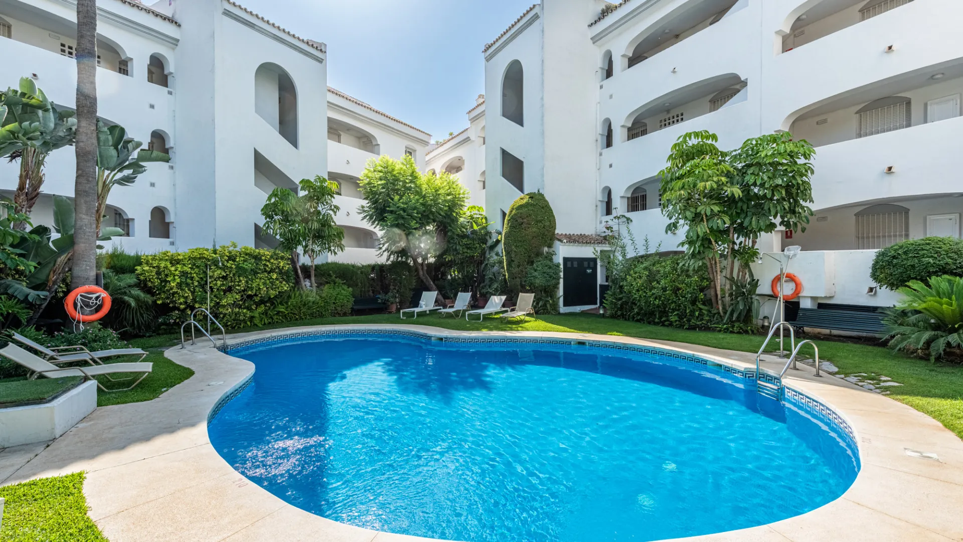 For sale duplex penthouse with 4 bedrooms in Guadalmina Baja