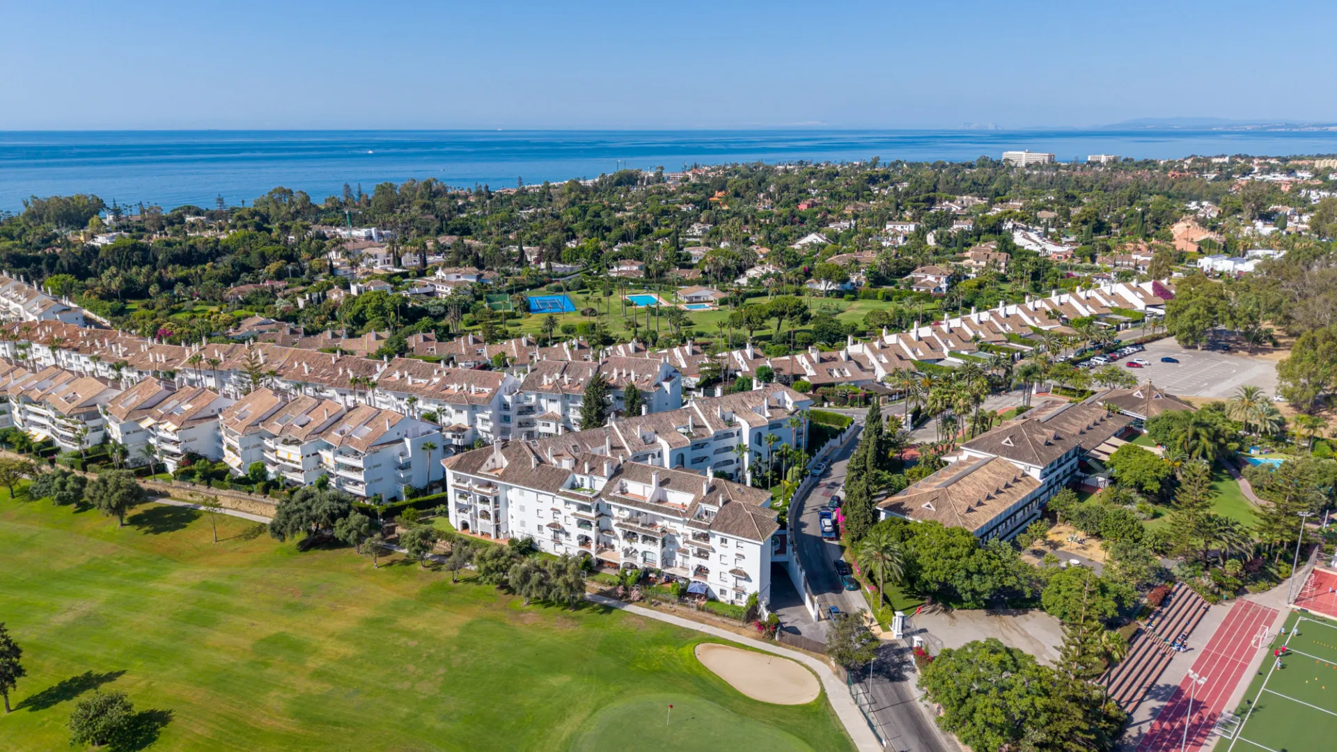 For sale duplex penthouse with 4 bedrooms in Guadalmina Baja