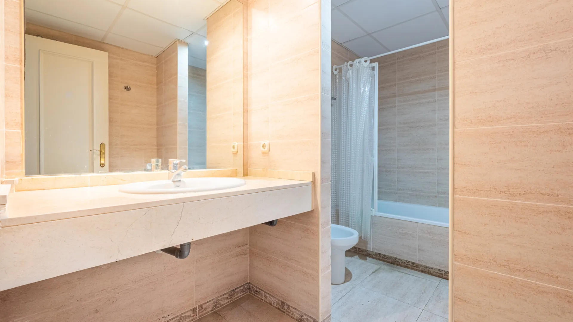 For sale duplex penthouse with 4 bedrooms in Guadalmina Baja