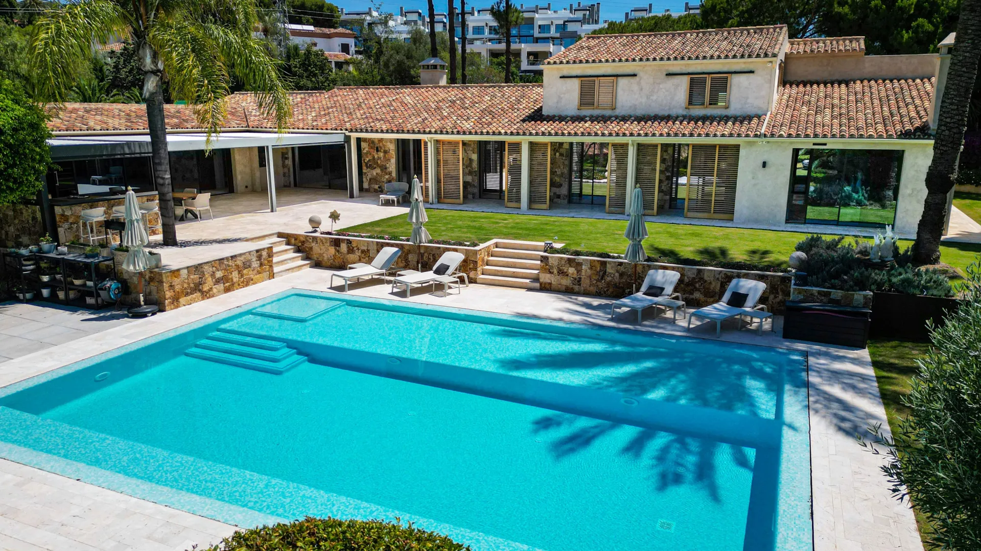 Comprar villa de 8 dormitorios en Rio Real