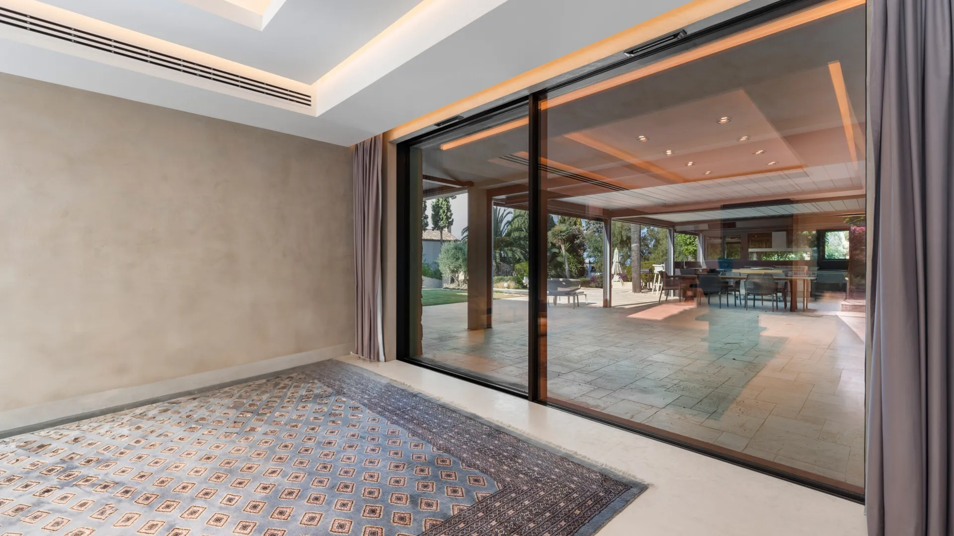 Comprar villa de 8 dormitorios en Rio Real