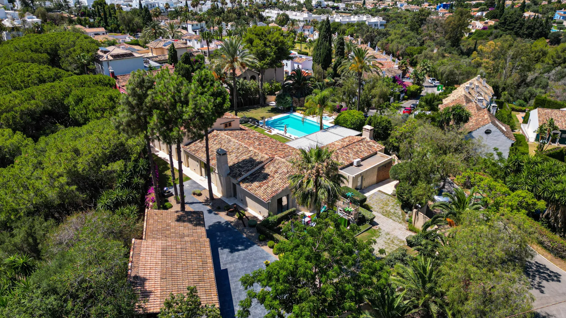 Comprar villa de 8 dormitorios en Rio Real
