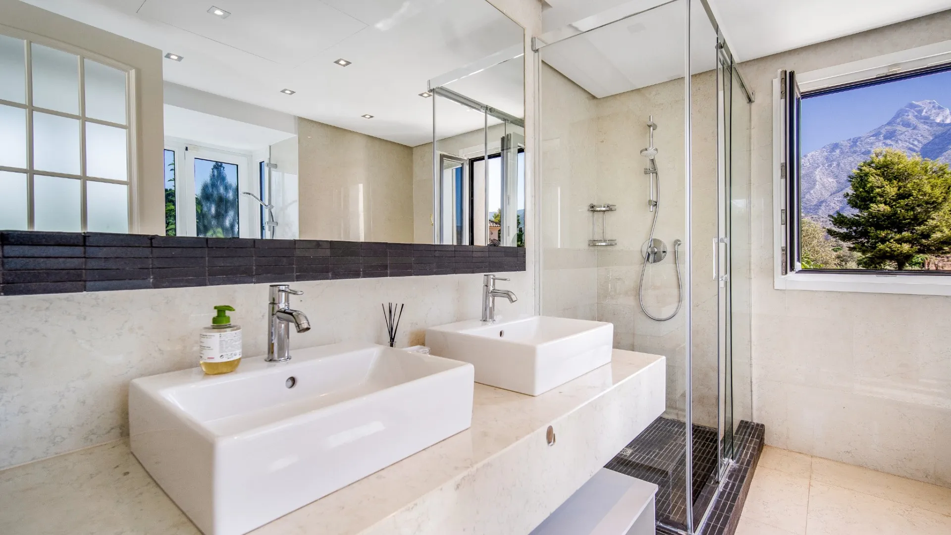 Comprar villa en Lomas de Magna Marbella de 5 dormitorios