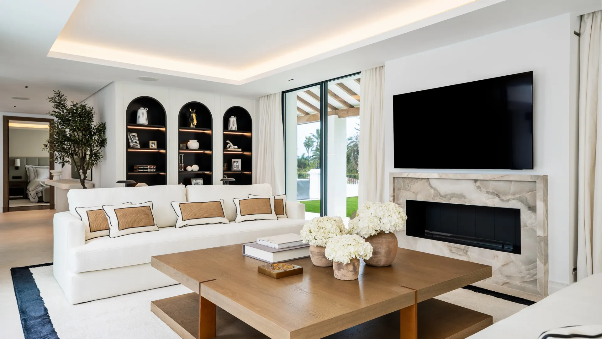 Buy villa in Las Brisas with 5 bedrooms