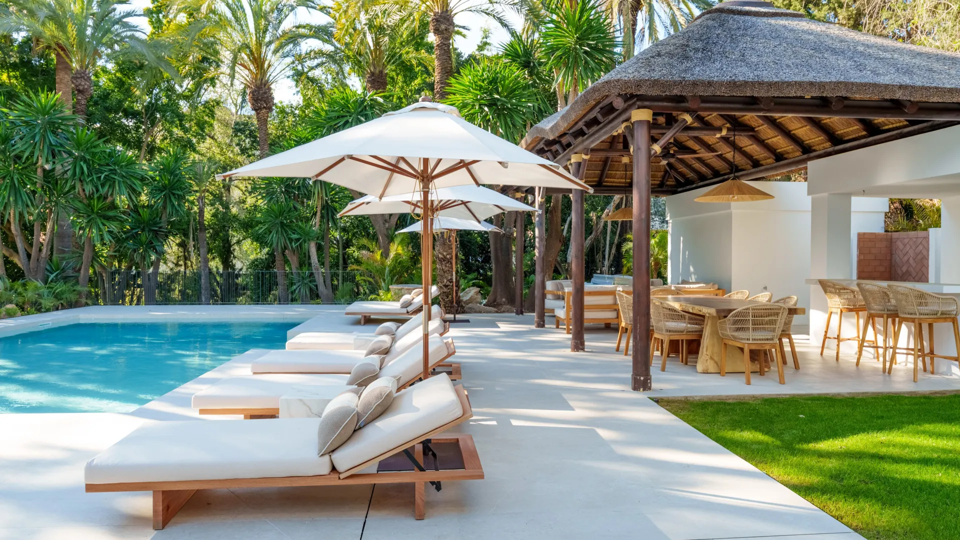 Buy villa in Las Brisas with 5 bedrooms