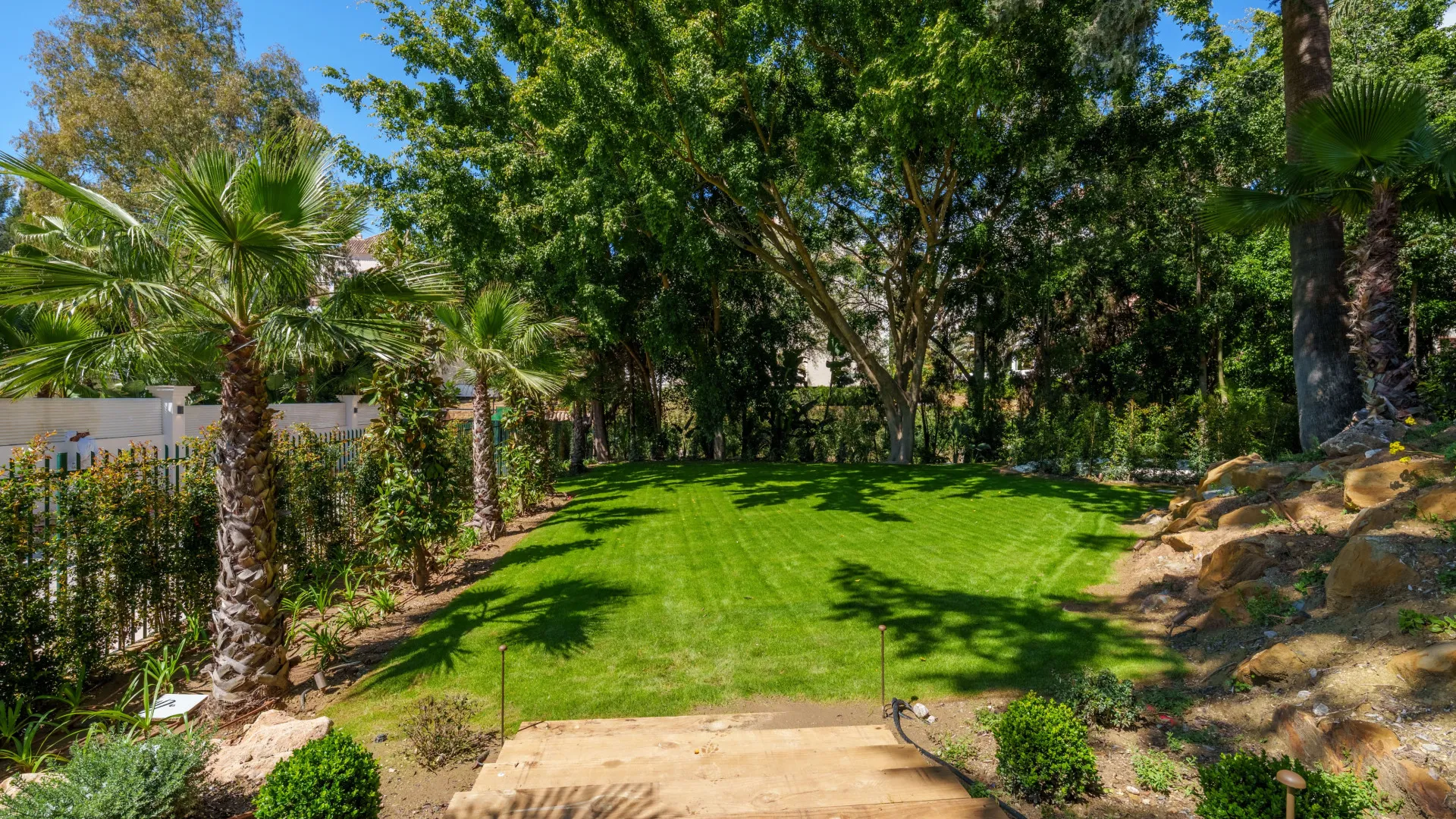 Buy villa in Las Brisas with 5 bedrooms