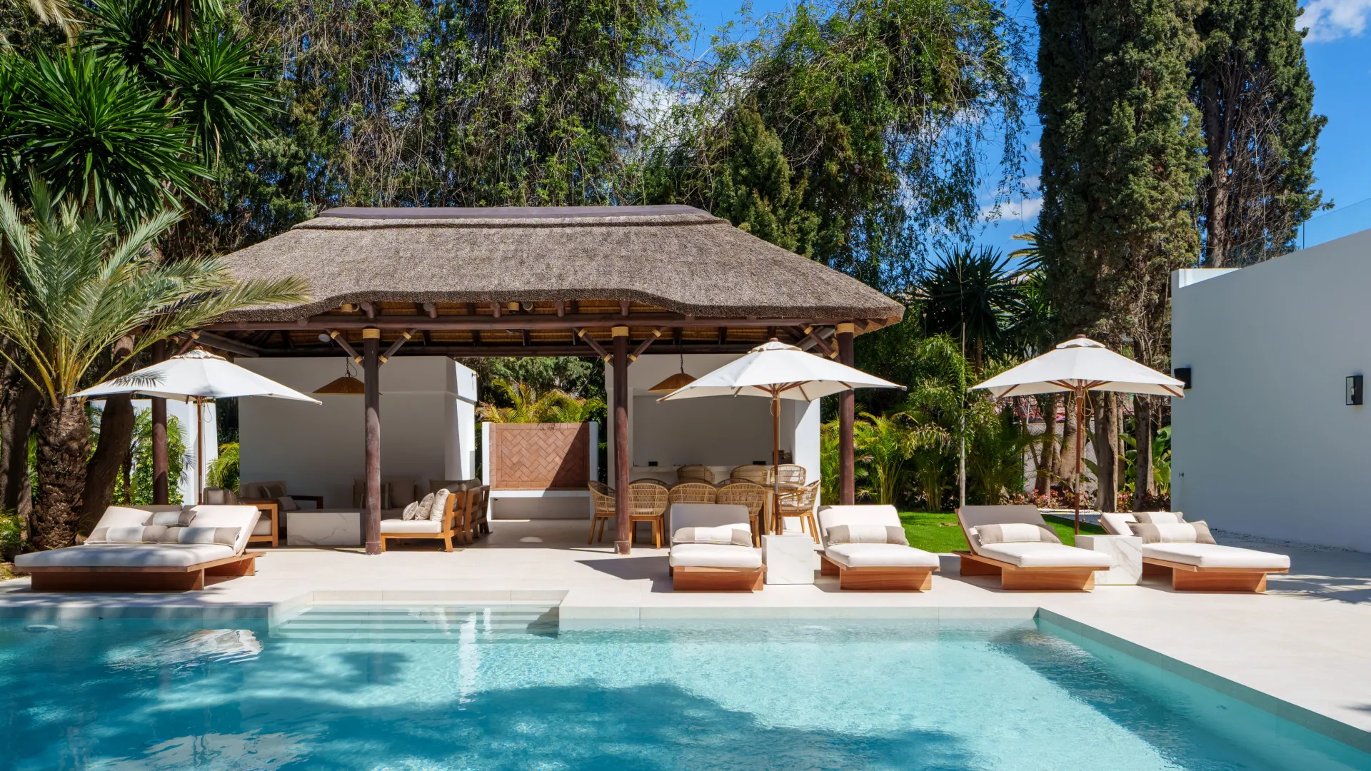 Buy villa in Las Brisas with 5 bedrooms