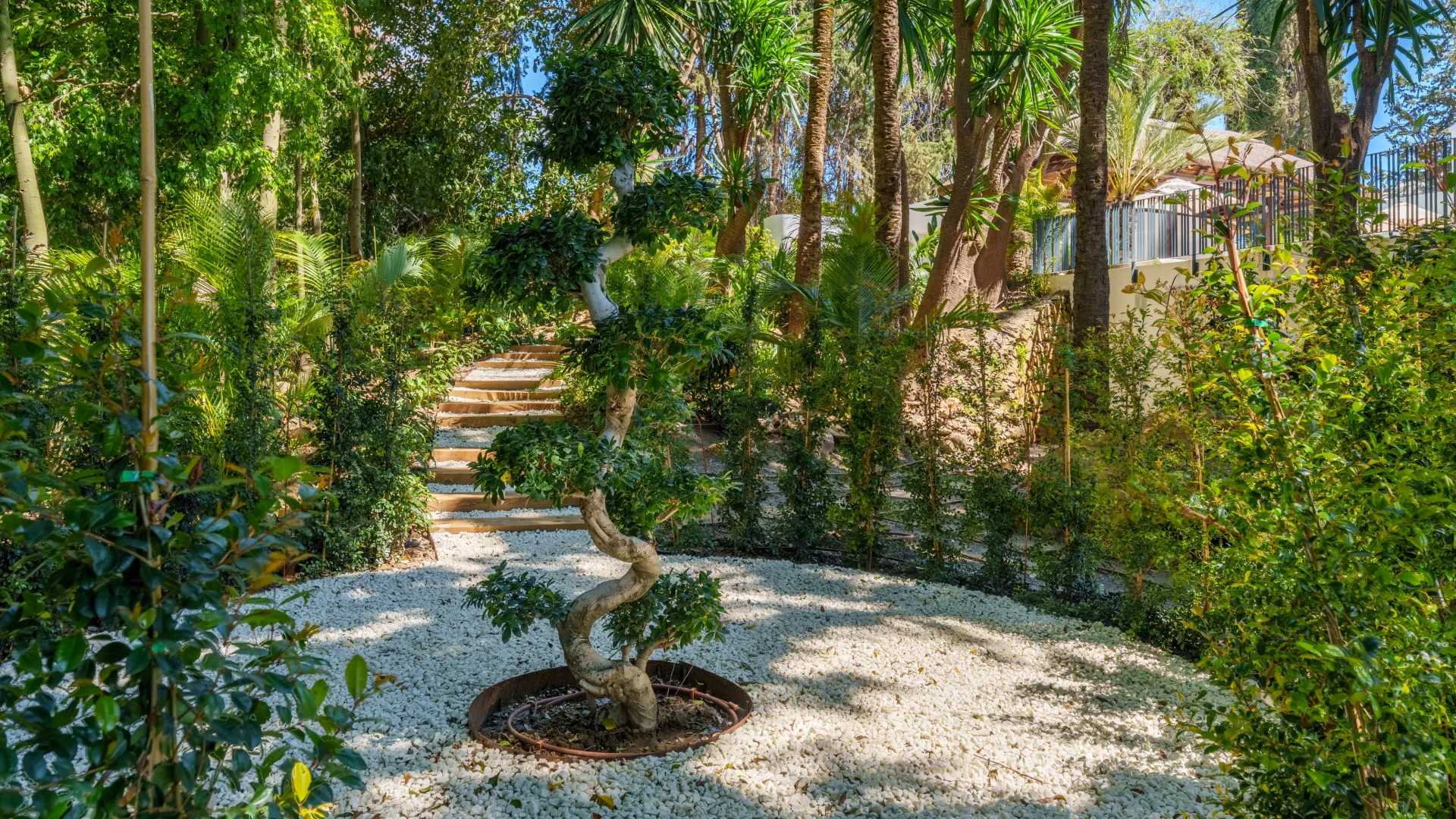 Buy villa in Las Brisas with 5 bedrooms