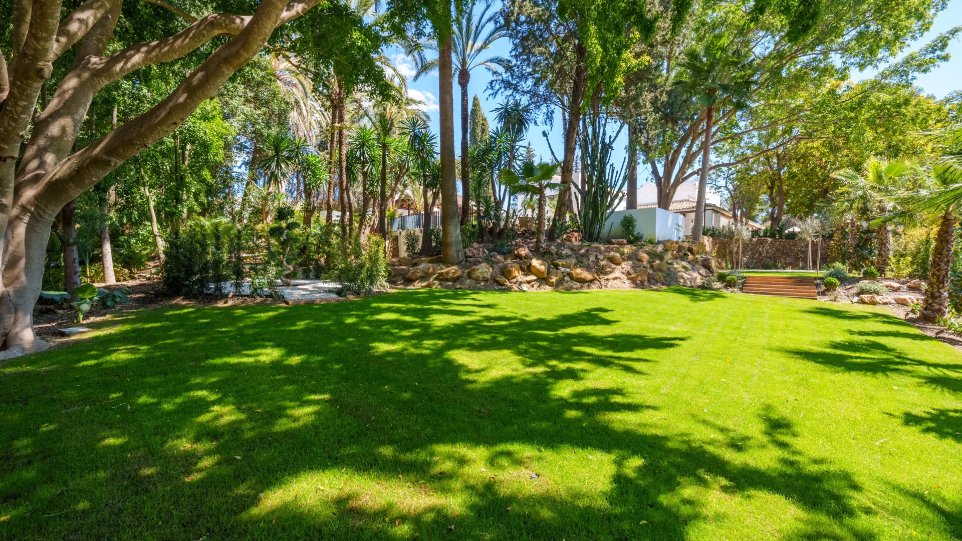 Buy villa in Las Brisas with 5 bedrooms