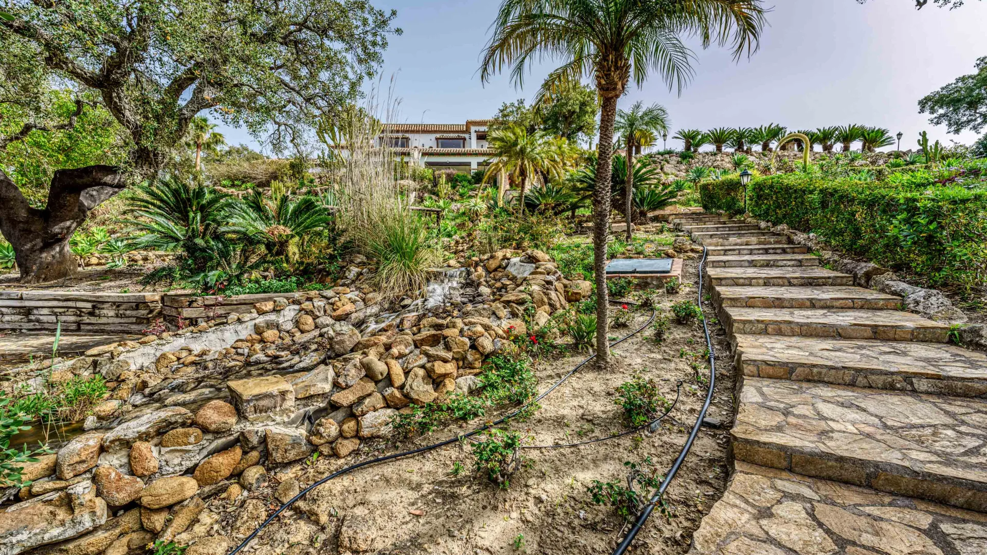 Villa a la venta de 7 dormitorios en Elviria