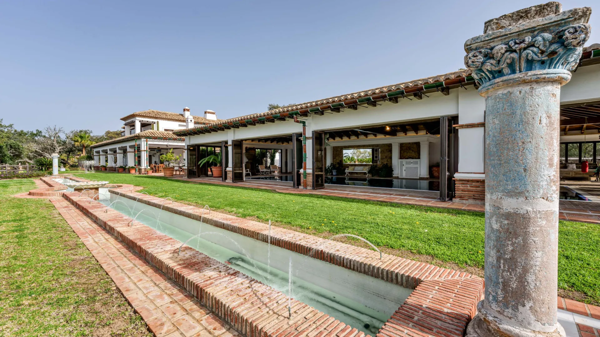 Villa a la venta de 7 dormitorios en Elviria