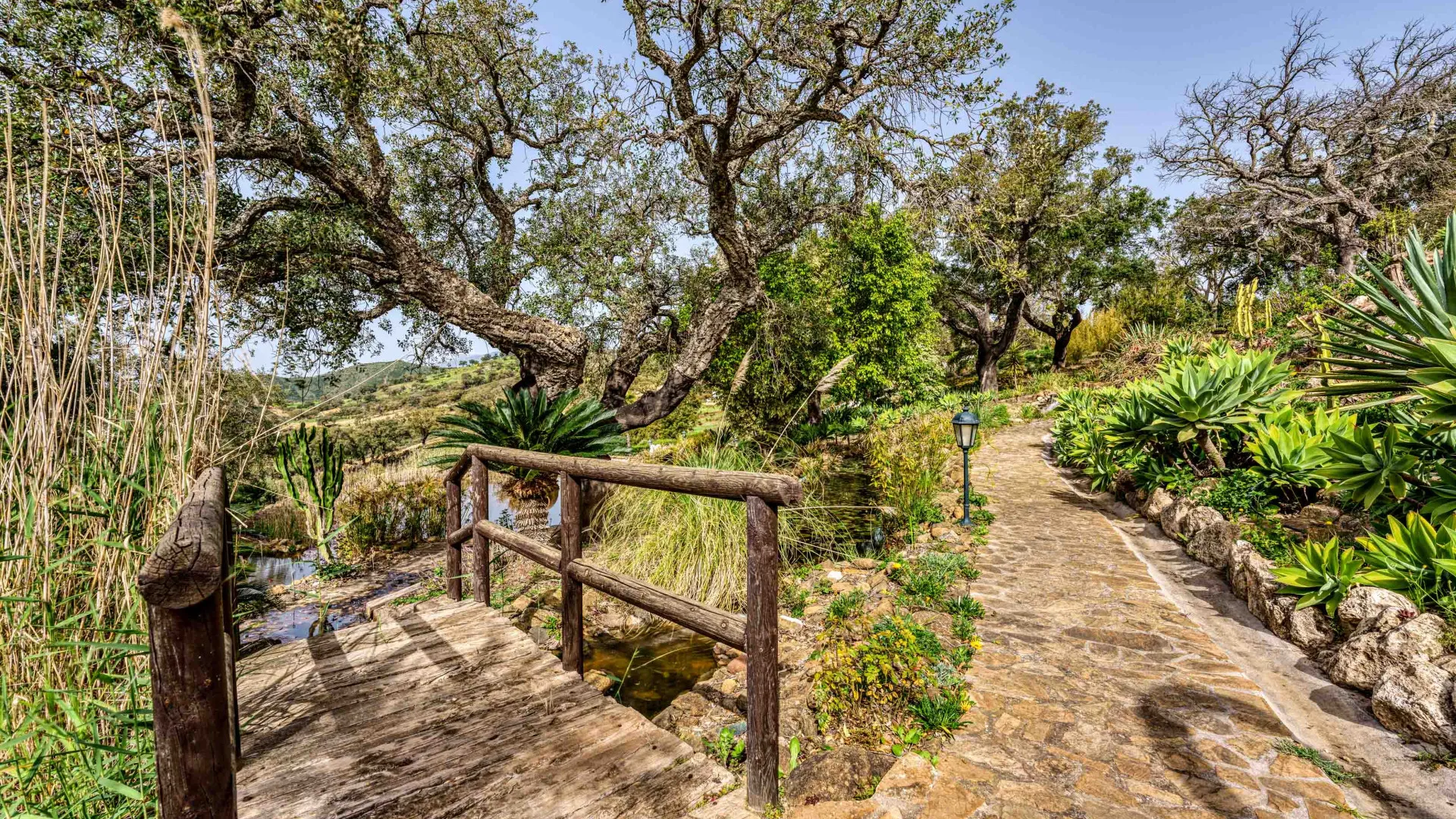 Villa a la venta de 7 dormitorios en Elviria