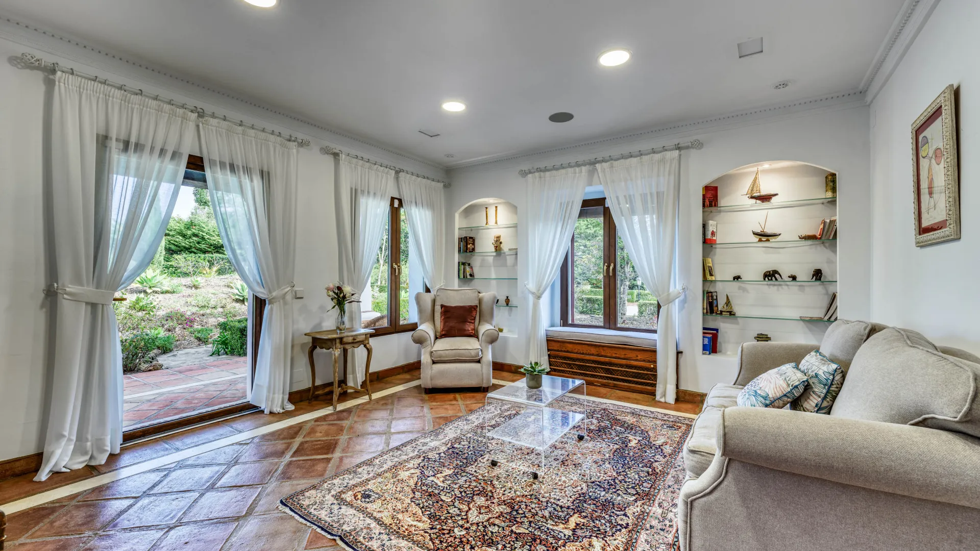 Villa a la venta de 7 dormitorios en Elviria