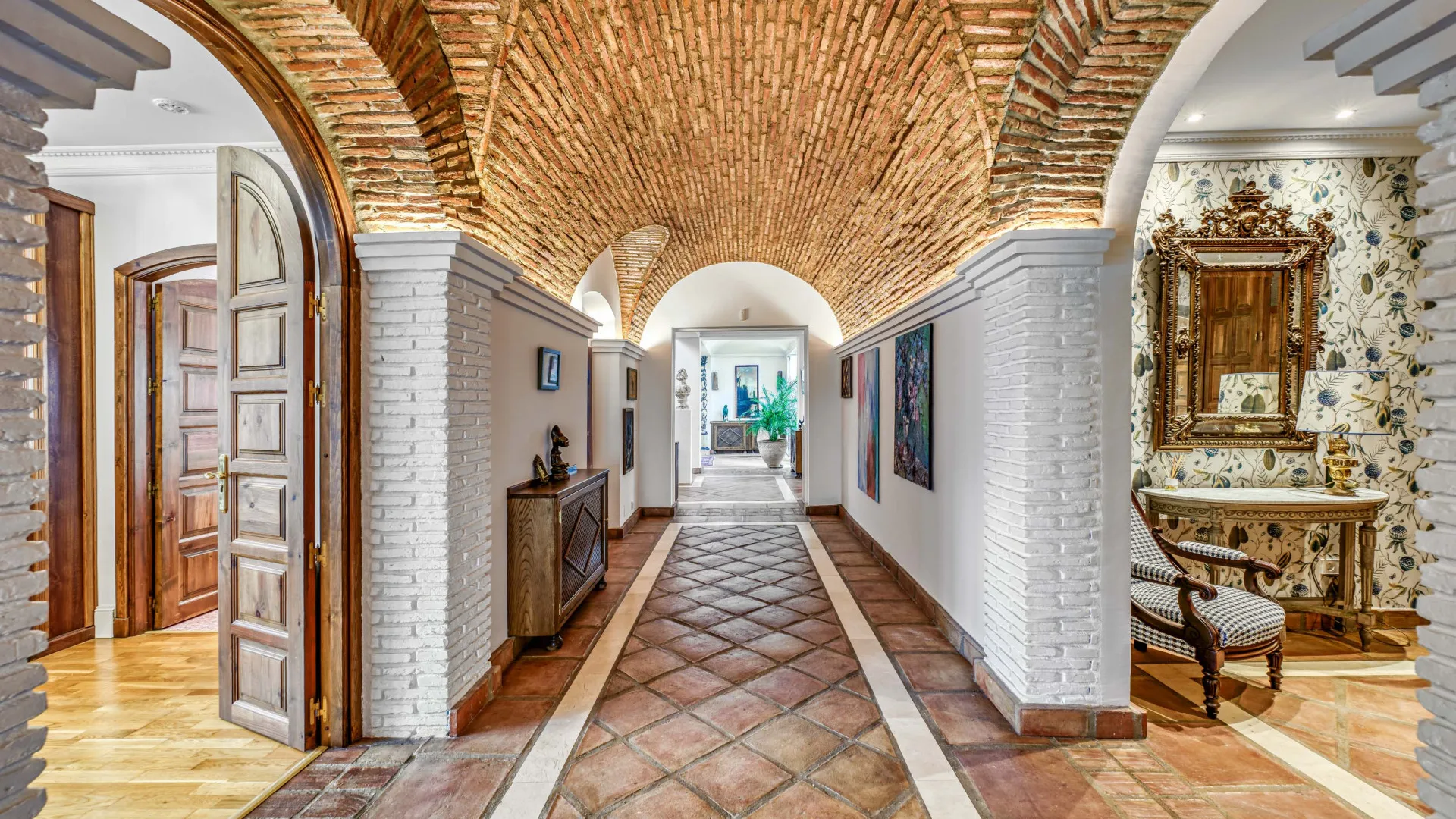 Villa a la venta de 7 dormitorios en Elviria