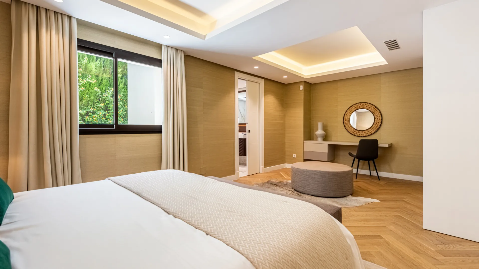 Buy Casasola 6 bedrooms villa