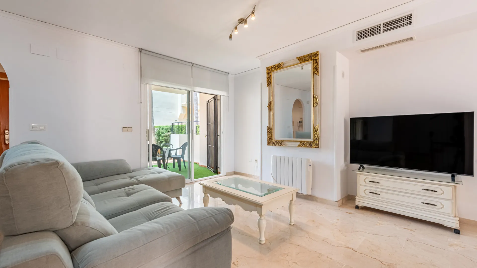 For sale town house in Marbella East with 3 bedrooms
