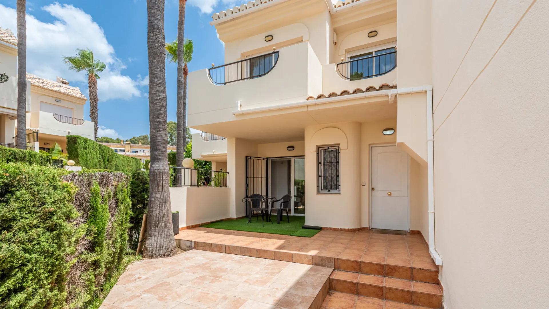 For sale town house in Marbella East with 3 bedrooms