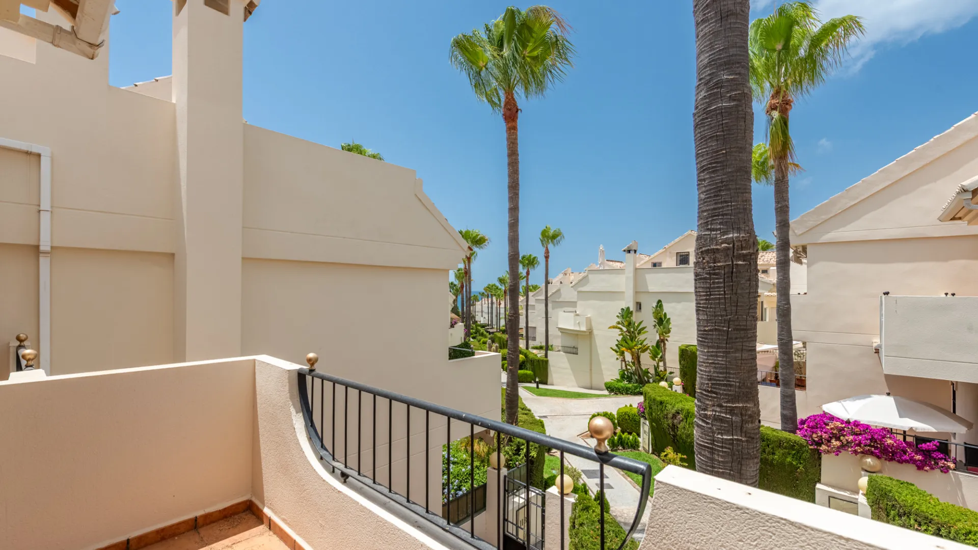 For sale town house in Marbella East with 3 bedrooms