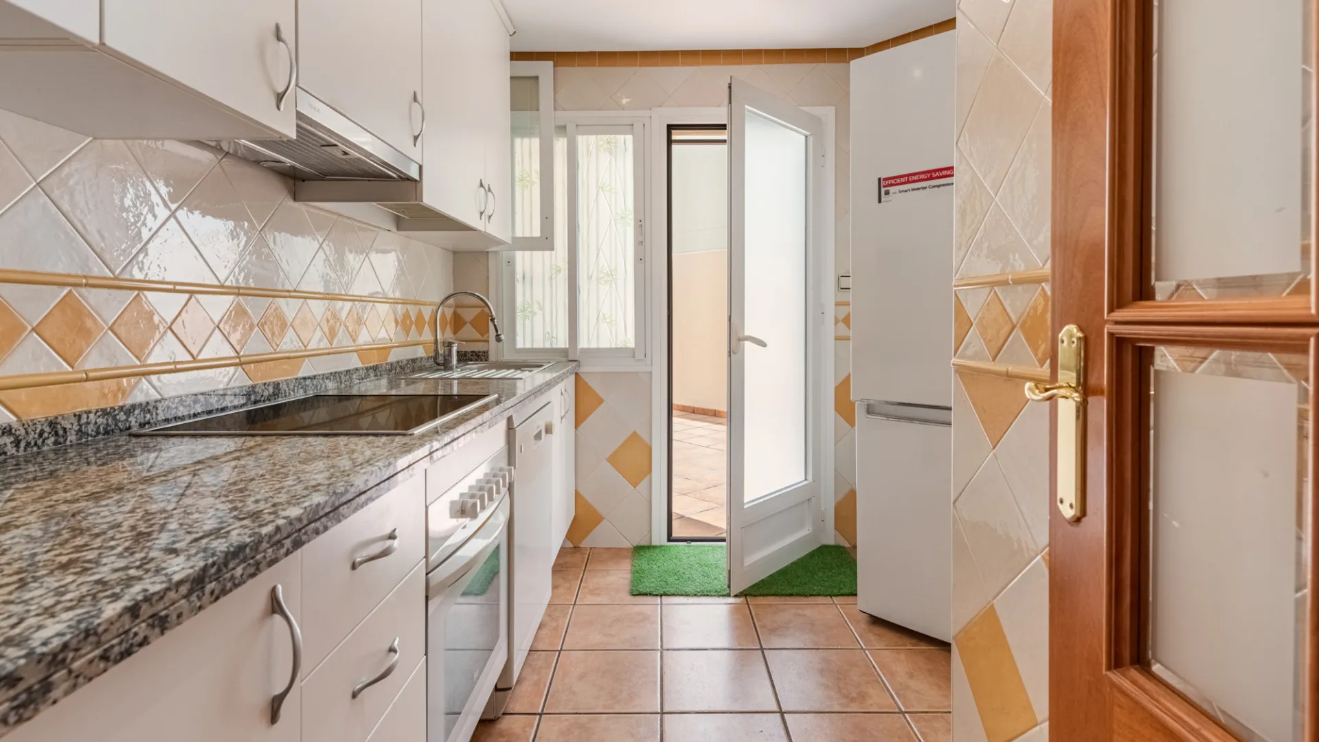 For sale town house in Marbella East with 3 bedrooms