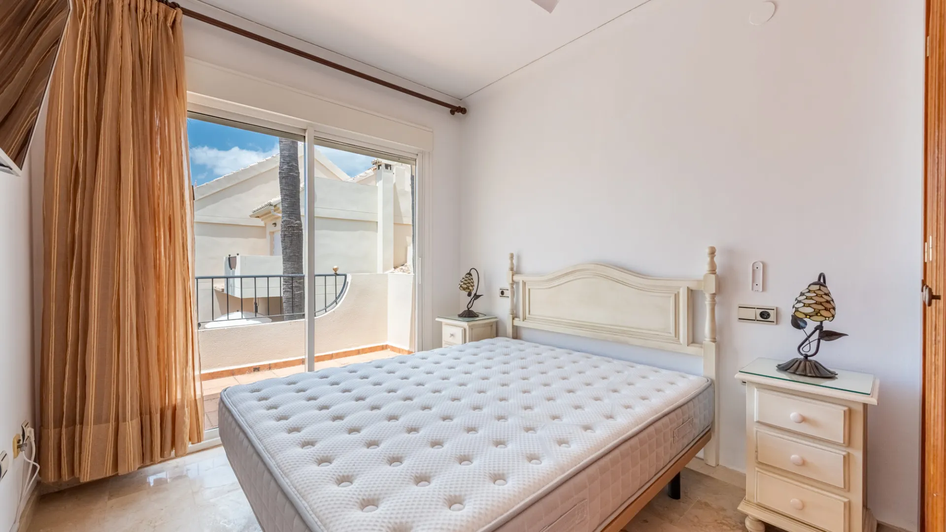 For sale town house in Marbella East with 3 bedrooms