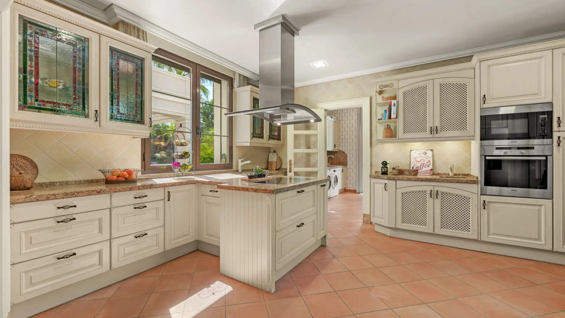 Villa for sale in Guadalmina Baja with 8 bedrooms