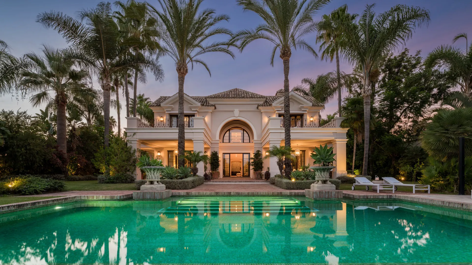 Villa for sale in Guadalmina Baja with 8 bedrooms