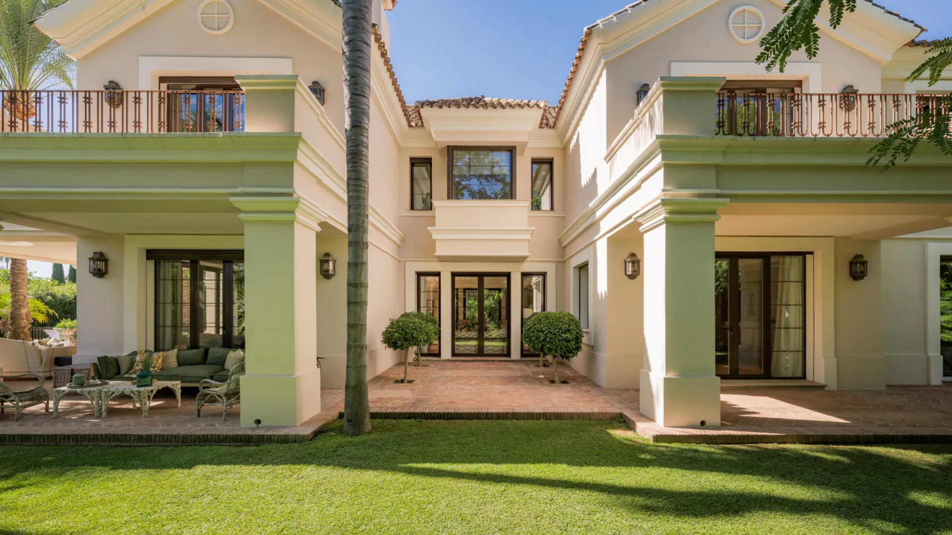 Villa for sale in Guadalmina Baja with 8 bedrooms