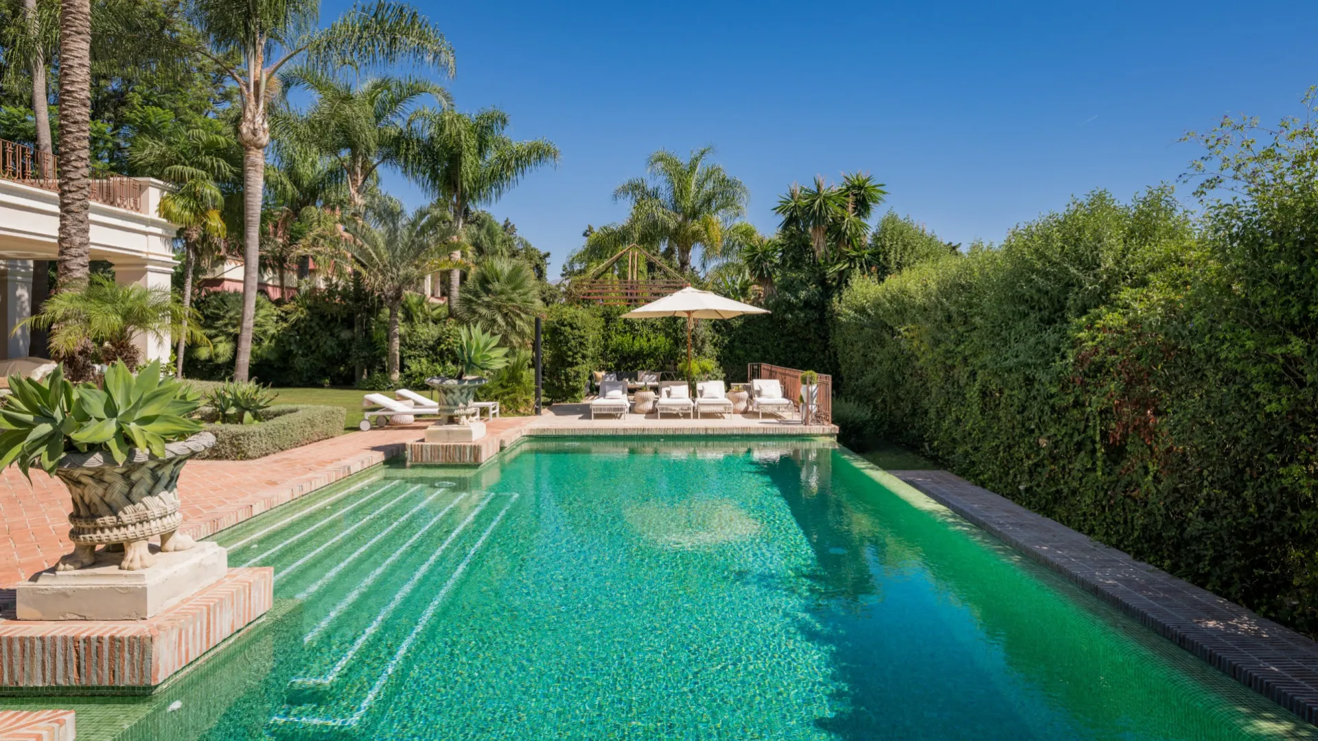 Villa for sale in Guadalmina Baja with 8 bedrooms
