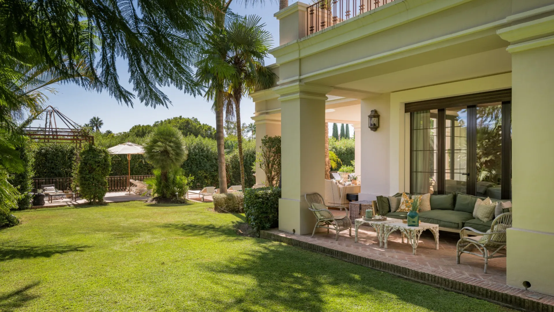 Villa for sale in Guadalmina Baja with 8 bedrooms