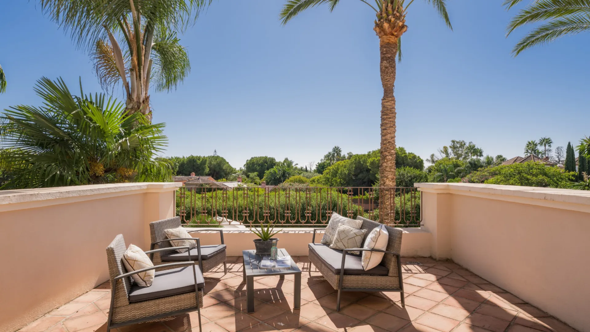 Villa for sale in Guadalmina Baja with 8 bedrooms