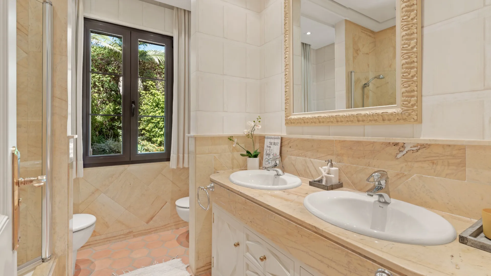 Villa for sale in Guadalmina Baja with 8 bedrooms